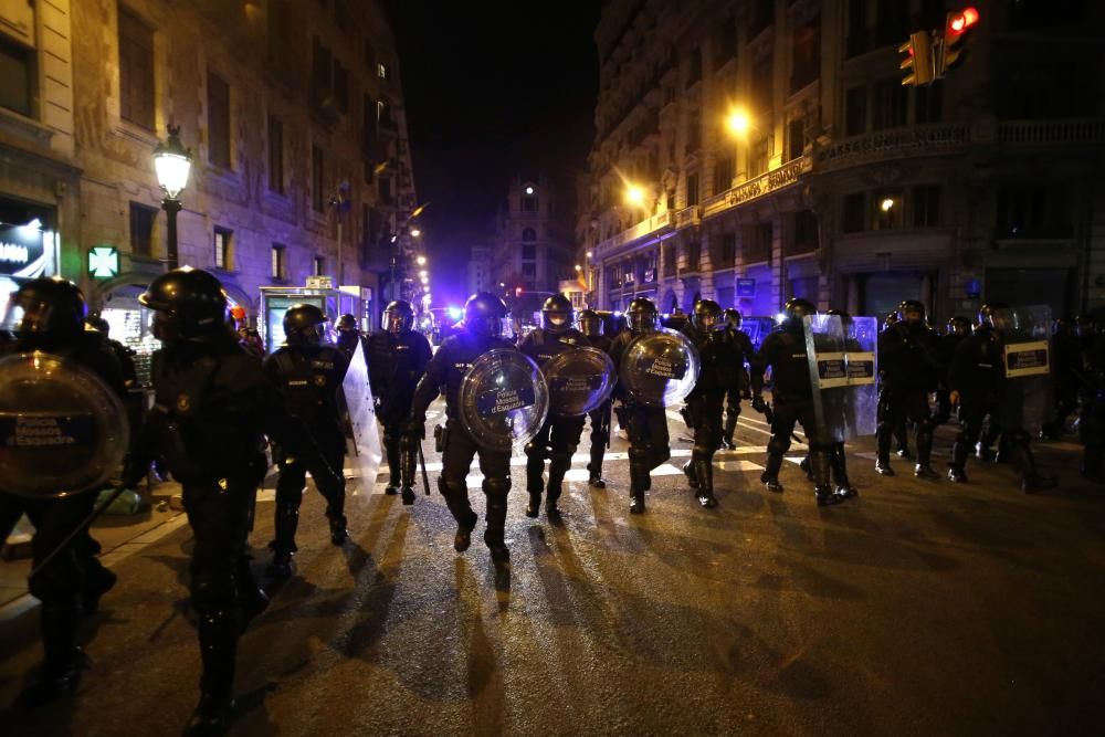 Disturbios y saqueos en las protestas por Pablo Hasél en Barcelona.