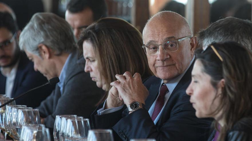 En el centro, Josep Oliu, durante el almuerzo con la prensa.