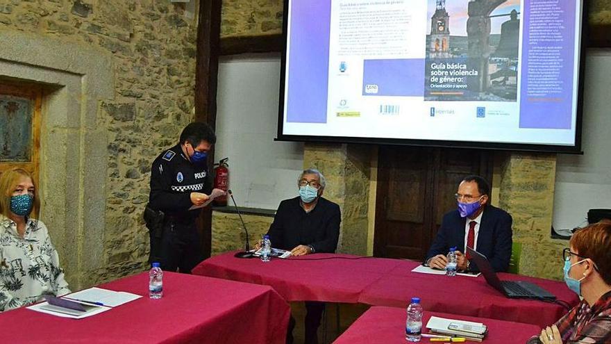 El Ayuntamiento de Puebla de Sanabria presenta la guía básica contra la violencia de género.