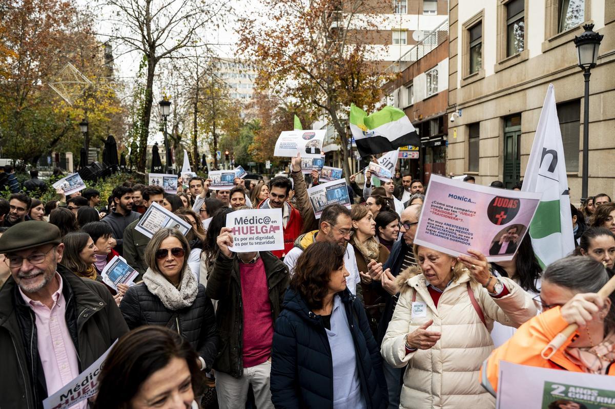 Fotogalería | Los médicos extremeños se manifiestan contra el Estatuto Marco del Ministerio de Sanidad