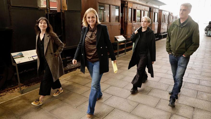 Laura Tuero, Covadonga Tomé, Ada Colau y Oskar Matute, ayer, en el Museo del Ferrocarril, antes del comienzo de la mesa redonda «La vivienda no es un negocio, es un derecho». | JUAN PLAZA
