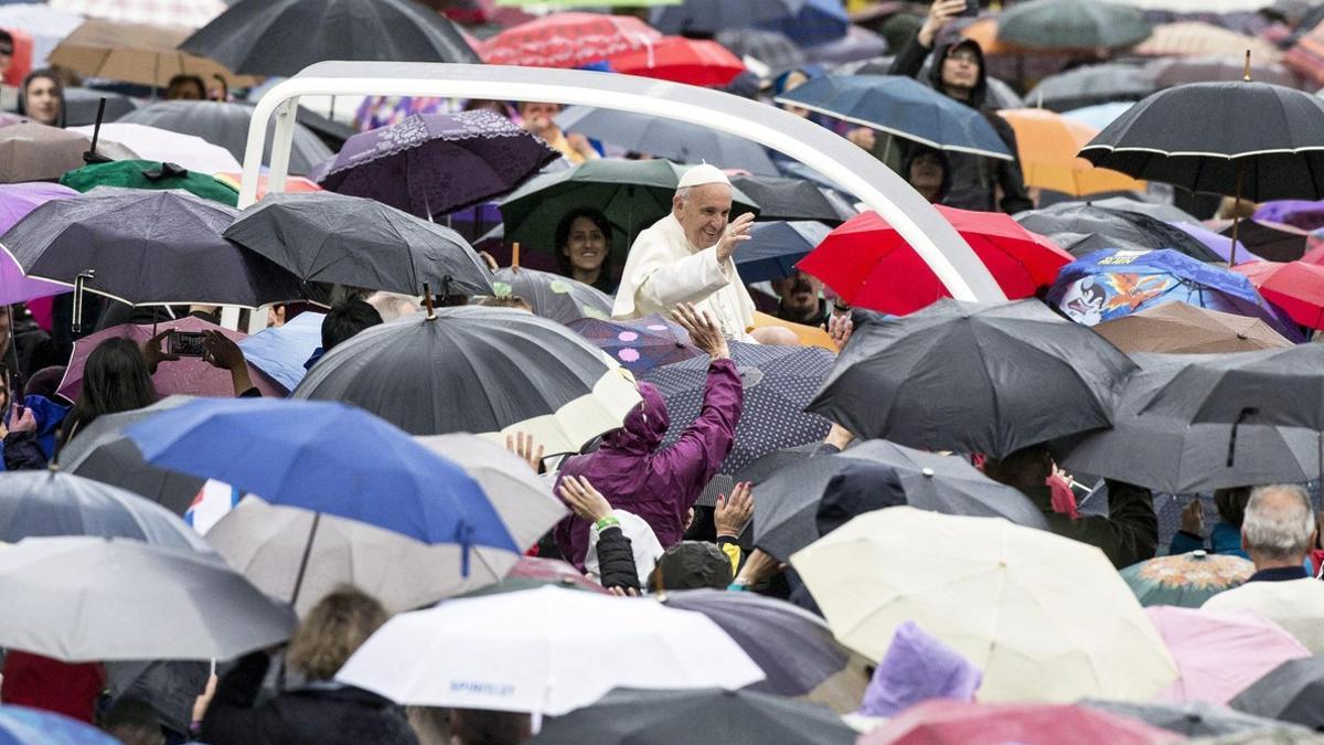 El papa Francisco saluda a los fieles, este sábado en el Vaticano.