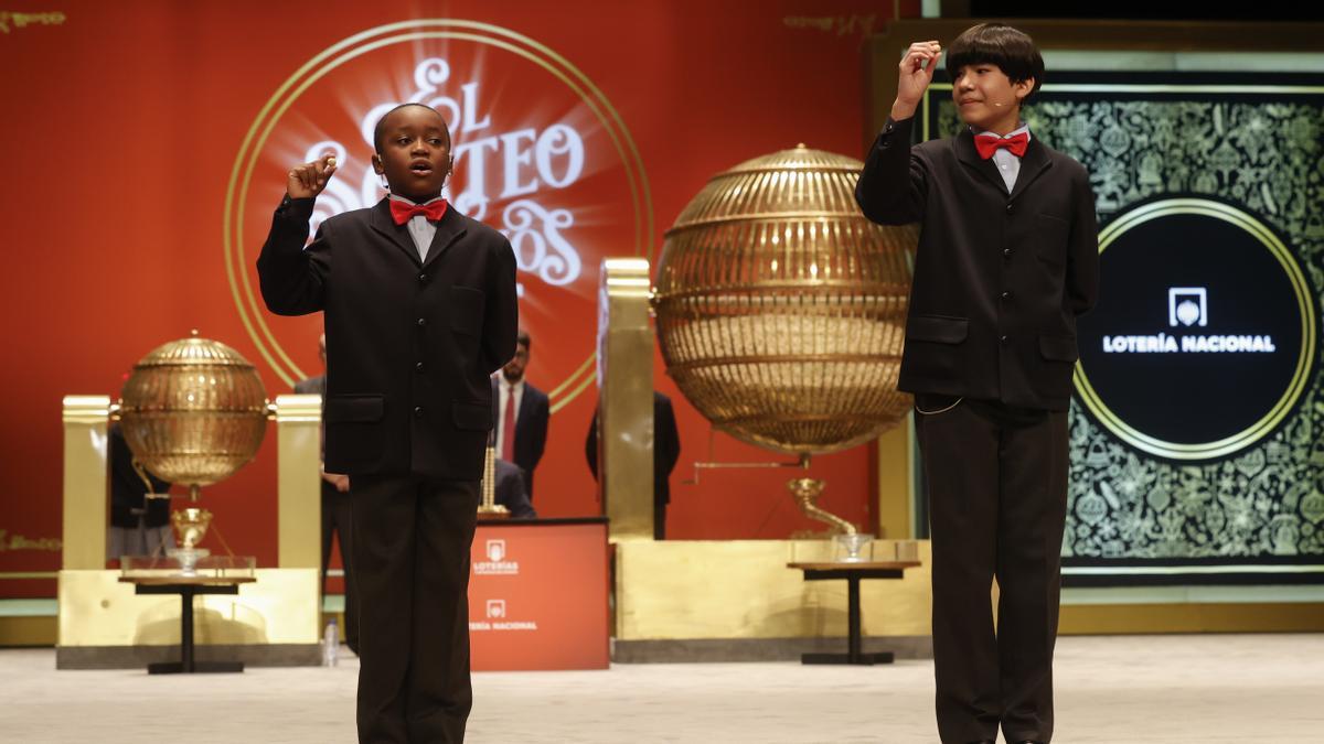 Lotería  Los estudiantes de San Ildefonso Alonso Dávalos Durán (d) y su compañero Ángel Abaga Elebiyo (i) cantan el premio Gordo durante el sorteo de Navidad