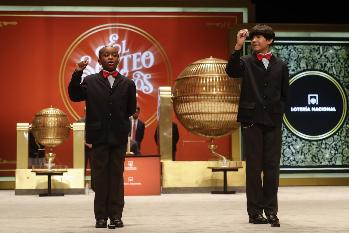 Lotería  Los estudiantes de San Ildefonso Alonso Dávalos Durán (d) y su compañero Ángel Abaga Elebiyo (i) cantan el premio Gordo durante el sorteo de Navidad