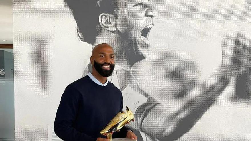 Emilio Nsue, con su bota de oro de la Copa de África en Son Moix