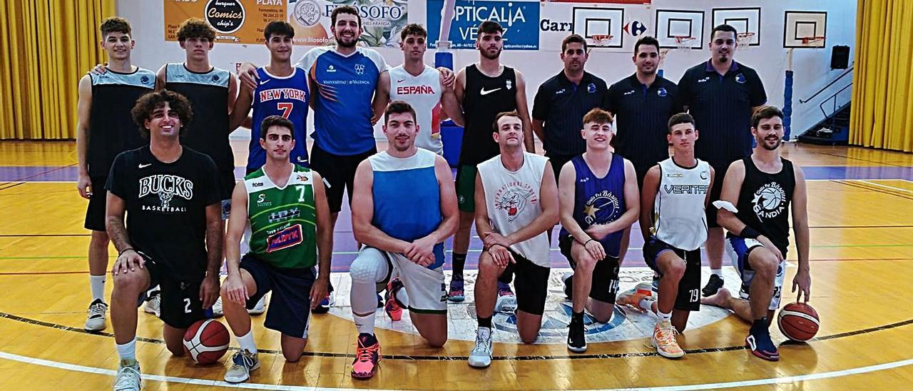 Jugadores y técnicos del Angels Vision antes del entrenamiento de ayer en el pabellón. | S.T.C