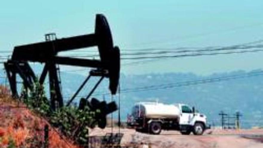 El barril OPEP toca su mínimo anual al cotizar a 49,81 dólares