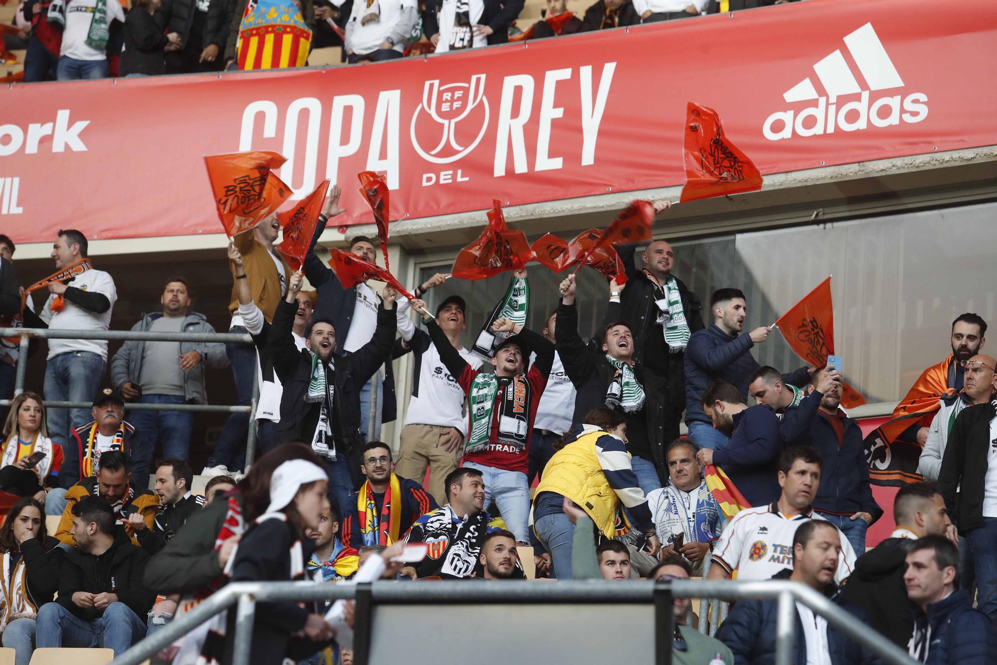 La afición valencianista llena de color el estadio de La cartuja