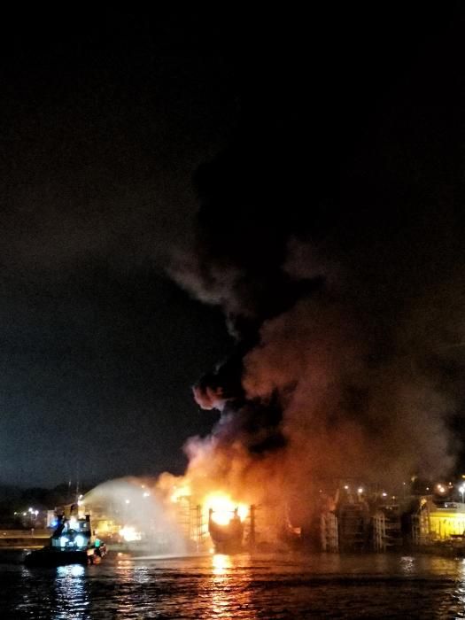 Gran incendio en un astillero de Marín