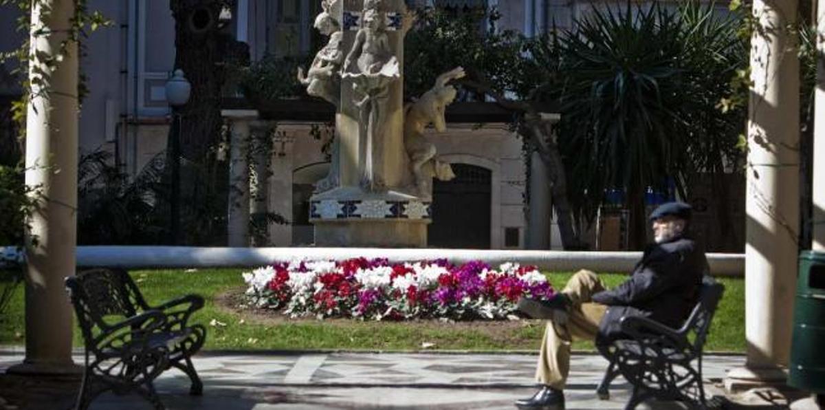 Un ciudadano descansa en la plaza de Gabriel Miró, en la que se van a instalar ocho nuevos bancos de madera al considerarse que los actuales se han quedado obsoletos.