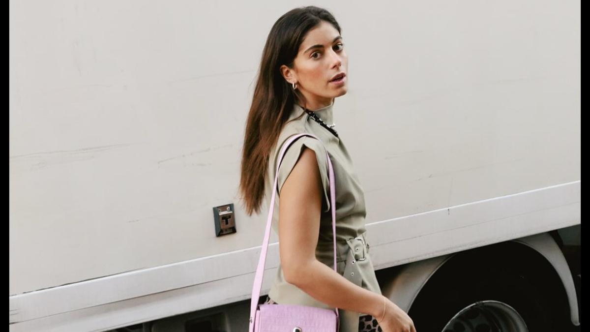 La influencer Sara Baceiredo con las zapatillas del momento