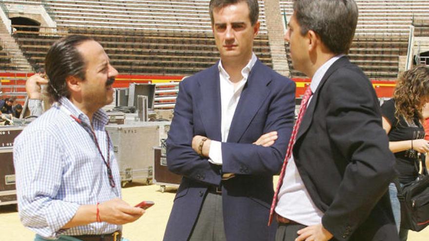 De izquierda a derecha, Álvaro Pérez &quot;El Bigotes&quot; con Ricardo Costa y Vicente Rambla preparando un mitin en la campaña de 2007.