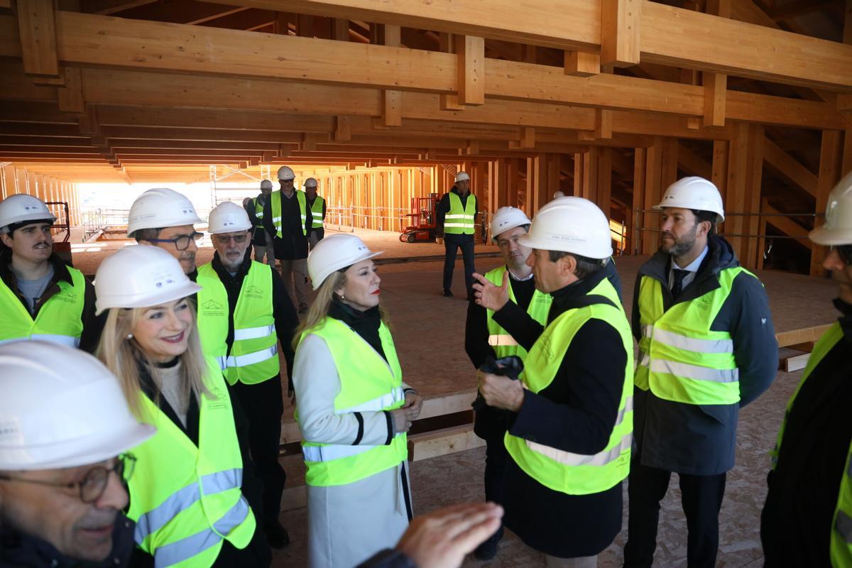 La consejera de Economía de la Junta de Andalucía, Carolina España, y la consejera de Cultura y Deporte, Patricia del Pozo, han visitado esta mañana las obras de la cubierta de la Catedral de Málaga, junto al obispo de Málaga, Monseñor José Antonio Satué.