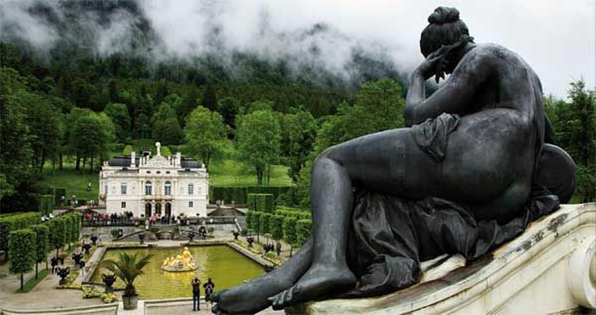 A la izquierda,
palacio de Linderhof.