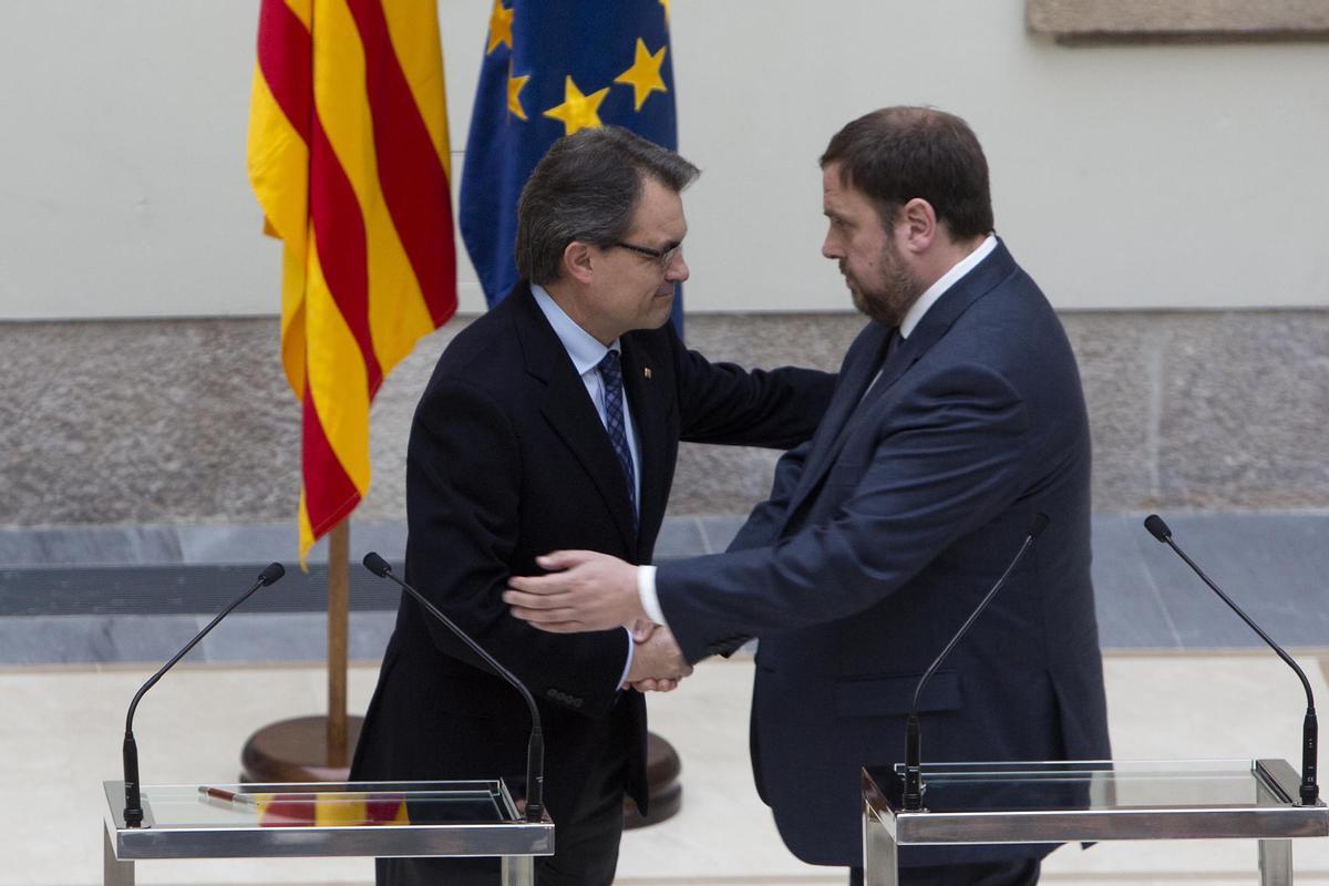 El líder de CiU, Artur Mas, y el líder de ERC, Oriol Junqueras, firman el acuerdo de Govern, en 2012.