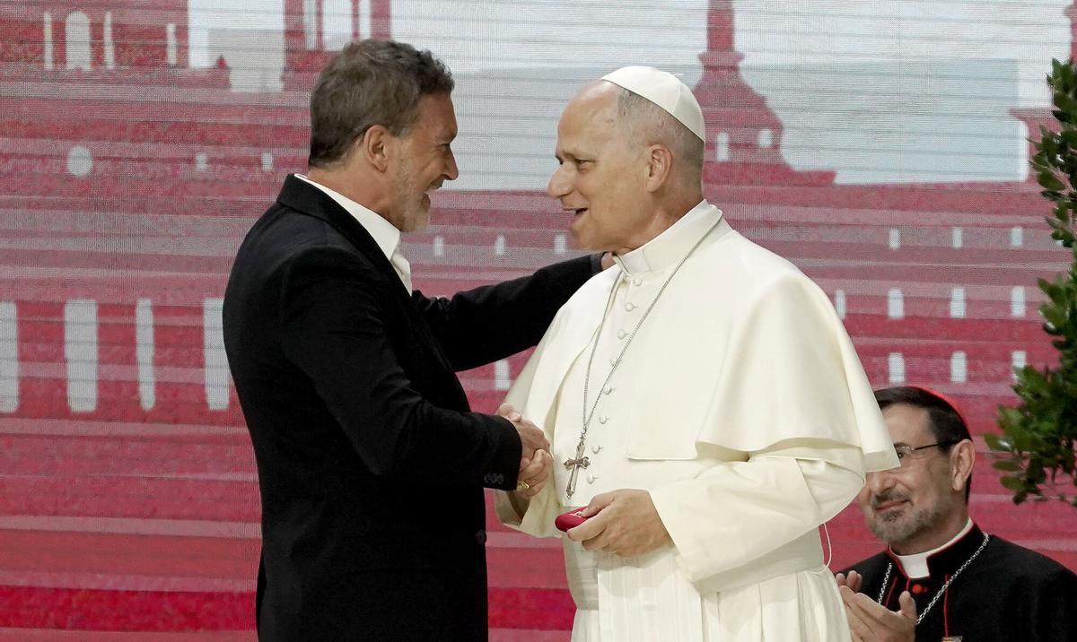 El Papa León XIV en el encuentro 'Tejer redes'. En la imagen saluda a Antonio Banderas