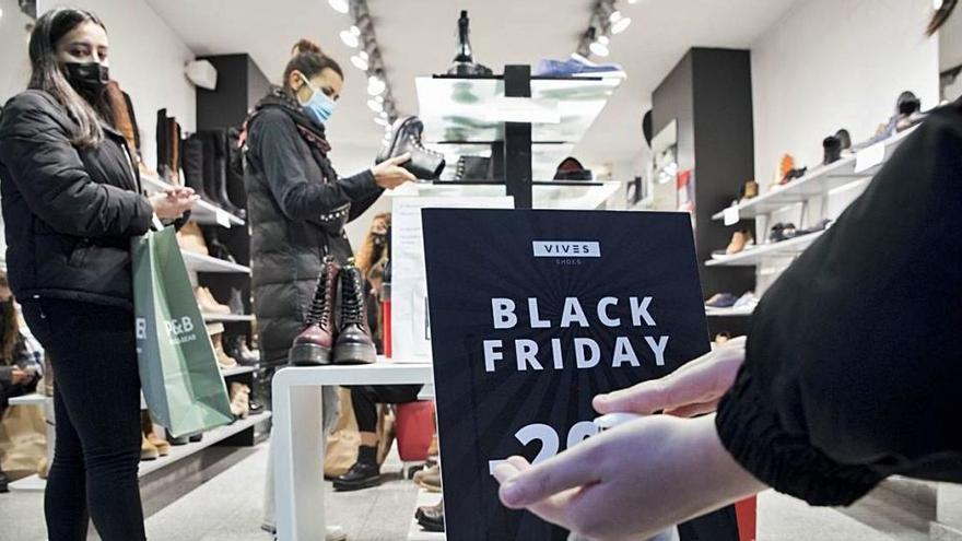 Mascaretes, gel hidroalcohòlic i pluja: una mala combinació, a Manresa, per al Black Friday