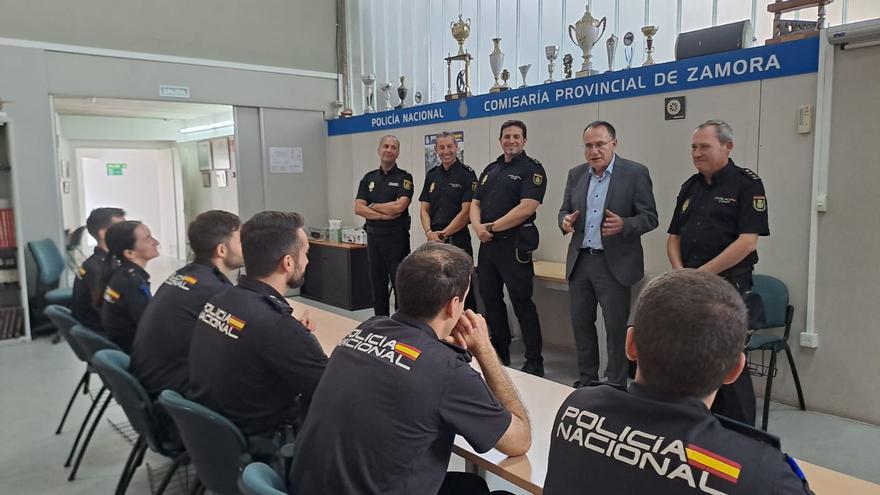 Ángel Blanco da la bienvenida a los nuevos agentes de prácticas de la Policía Nacional de Zamora