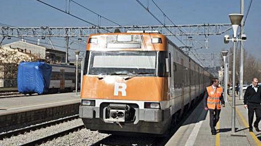 Un tren de Renfe sortint de l&#039;estació de Sant Vicenç de Castellet