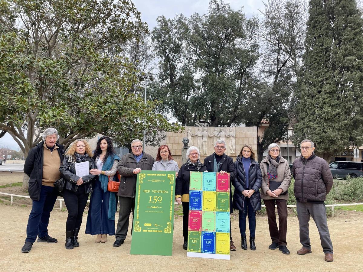 Presentació dels actes, davant el monument a Pep Ventura, amb representants de l'Ajuntament i d'entitats organitzadores i col·laboradores.