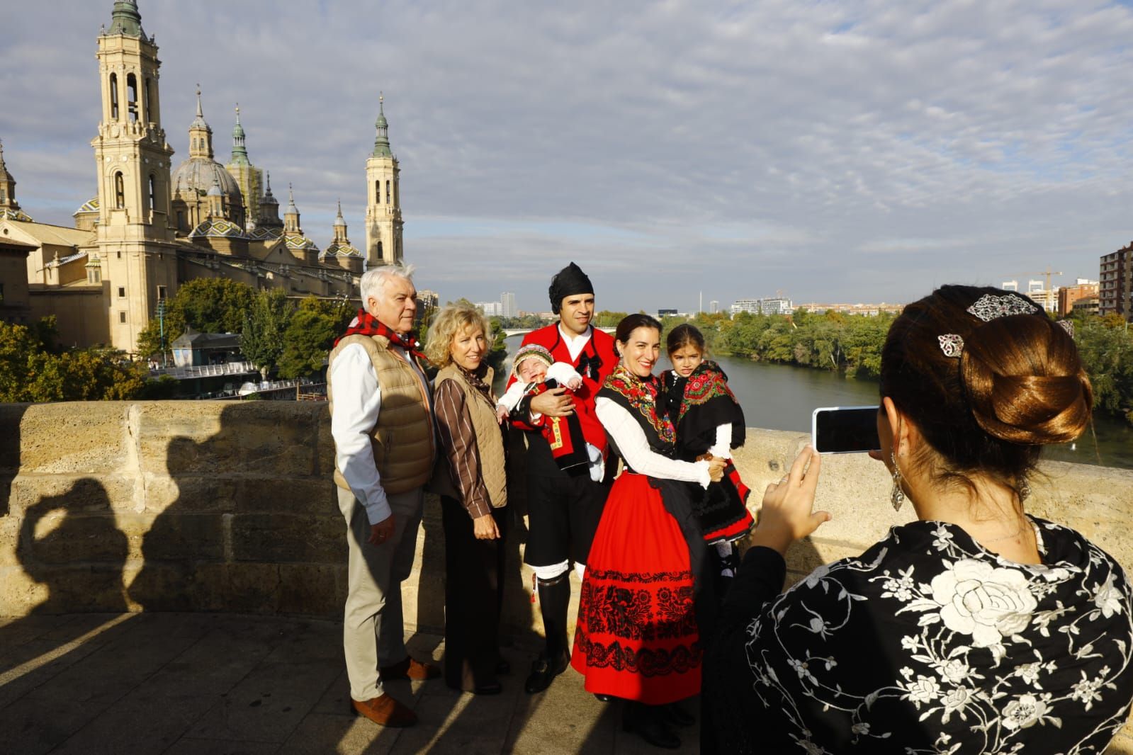 En imágenes | Zaragoza vive su día grande con la Ofrenda de Flores a la Virgen del Pilar