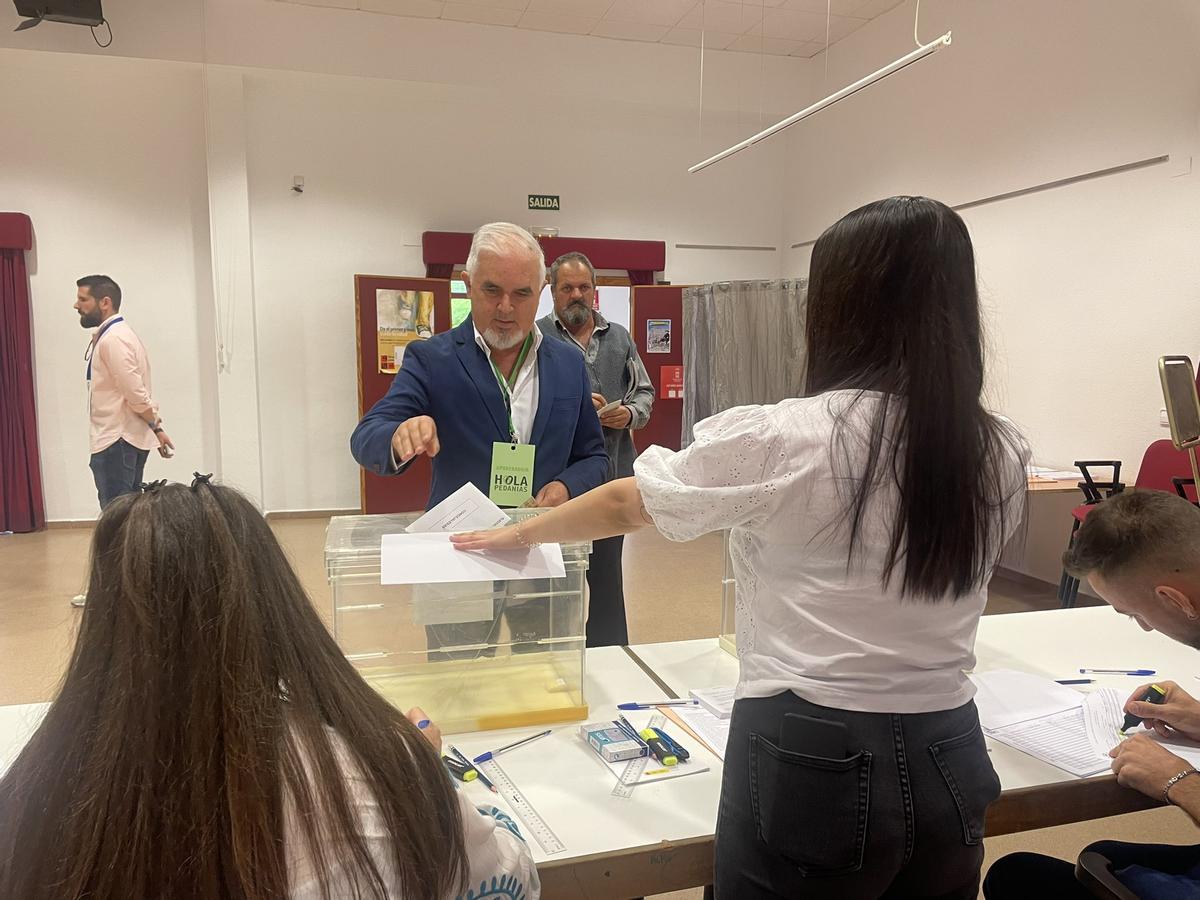 El candidato de Hola Pedanías, José Mercader, vota en Sucina.