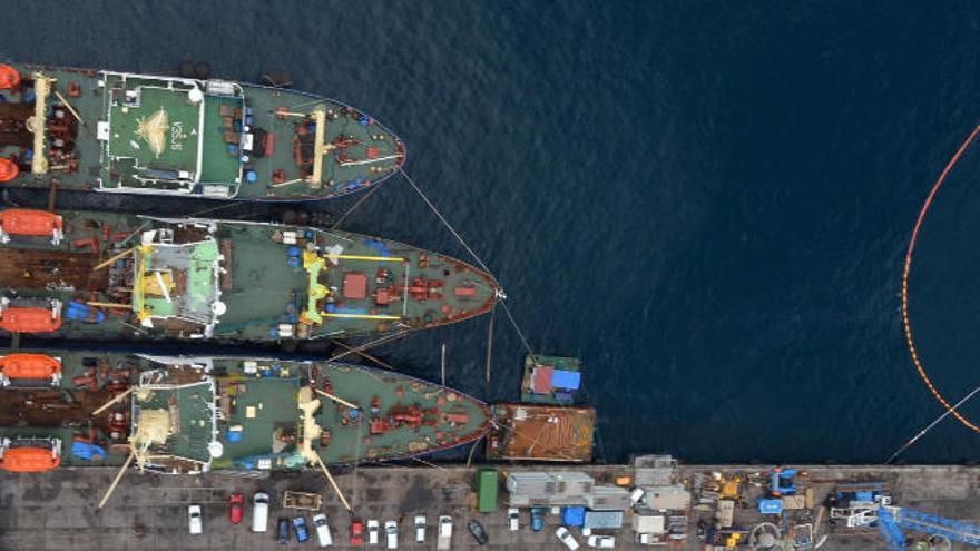 Barcos atracados en el Puerto de La Luz.