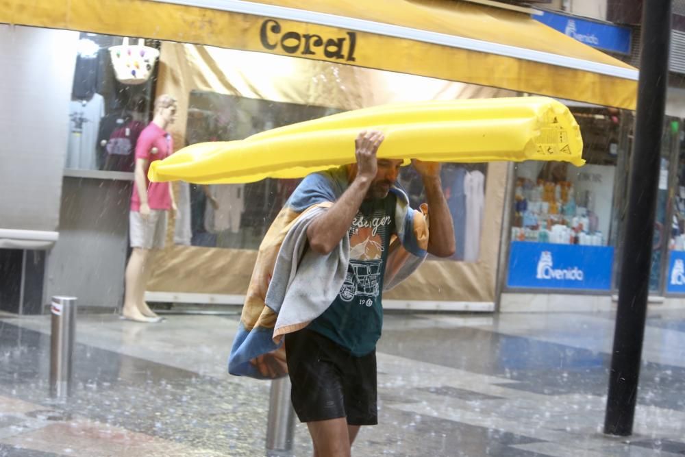 Una fuerte tormenta descarga en Benidorm