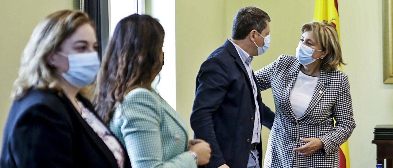 Por la izquierda, la concejala del PP de Tineo Montserrat Fernández, la del Vox Carolina López y el alcalde de Tineo José Ramón Feito saludando a la delegada del Gobierno en Asturias Delia Losa. | Julían Rus