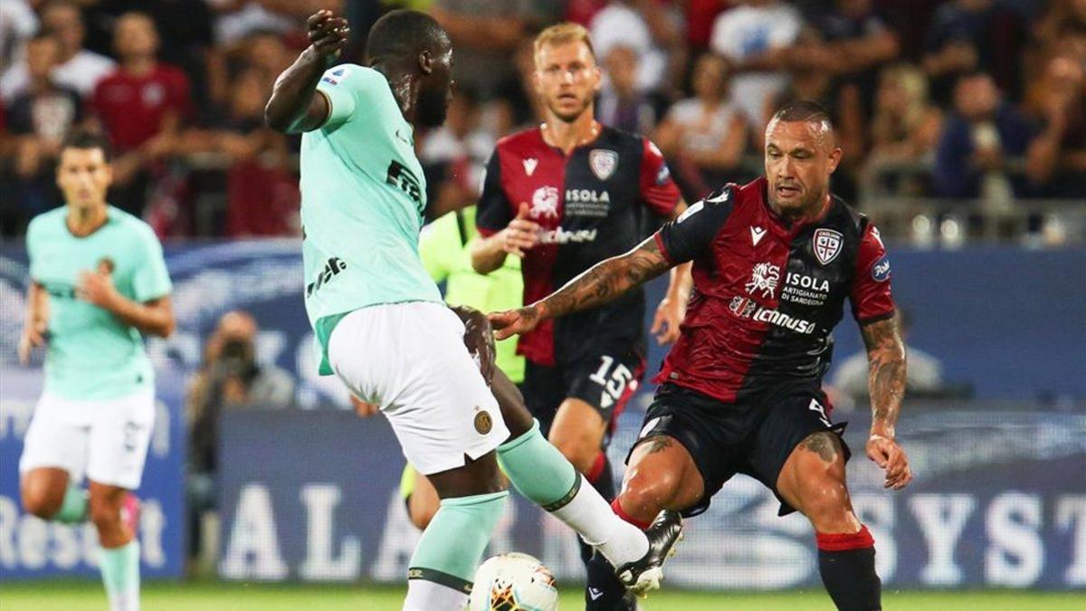 Lukaku lucha un balón con Nainggolan en el Cagliari - Inter