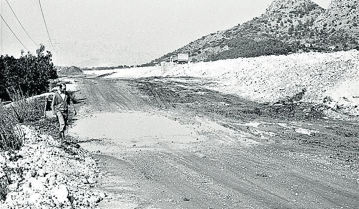 LOS TRABAJADORES, UNOS VECINOS MÁS. La autopista AP-7 entraba en funcionamiento después de años de obras en las que participaron miles de trabajadores que contribuyeron a un repunte poblacional en muchas localidades costeras de la provincia de Alicante.