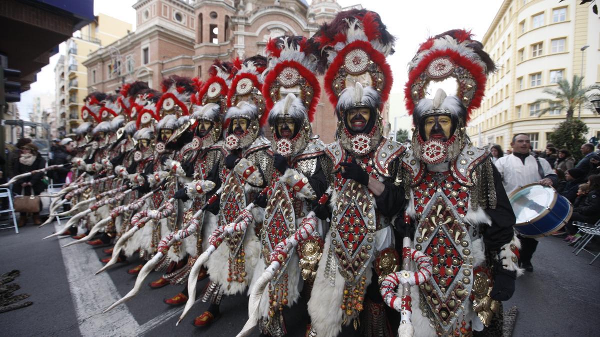 Moros d'Alqueria desfilando por el centro de Castelló en las fiestas de la Magdalena.