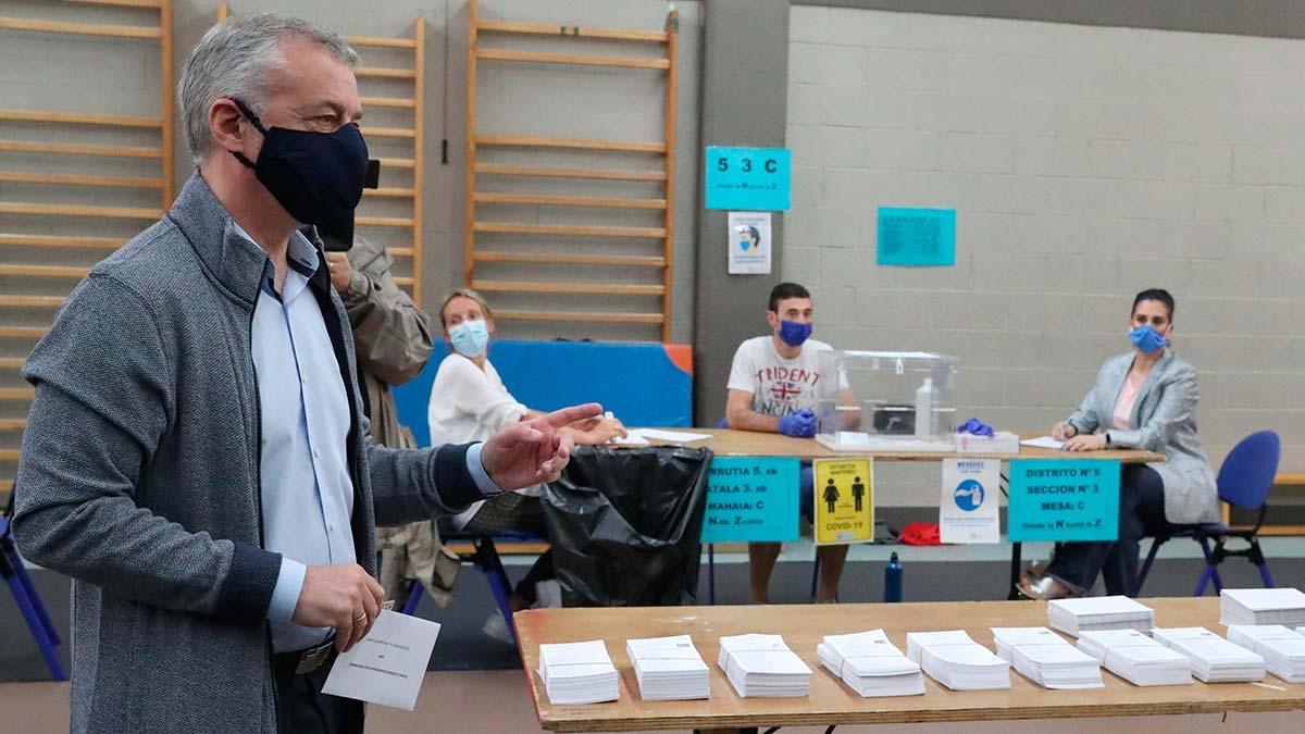 el lehendakari inigo urkullu ha votado junto con su mujer en el colegio publico zabalarra de durango bizkaia