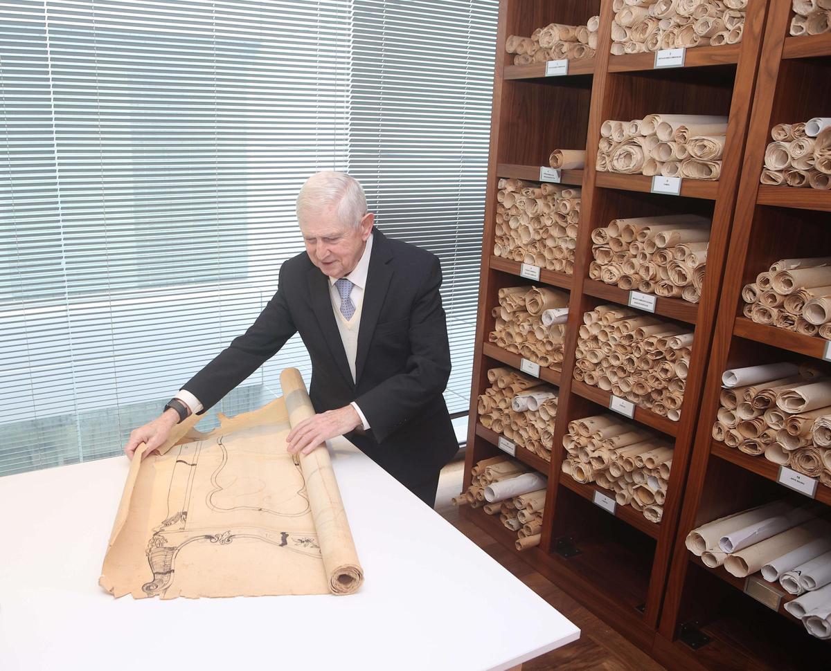 Cándido Hermida, muestra unos planos de antiguos muebles que elaboró.
