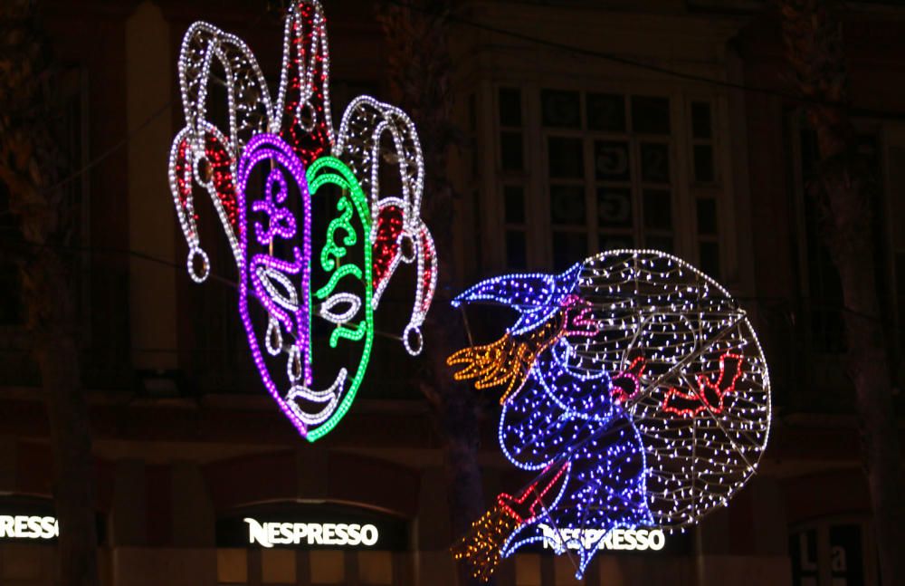 La principal calle del centro de Málaga ya luce los motivos carnavalescos, máscaras y antifaces, con motivo de la Fiesta del Invierno Cálido de la ciudad