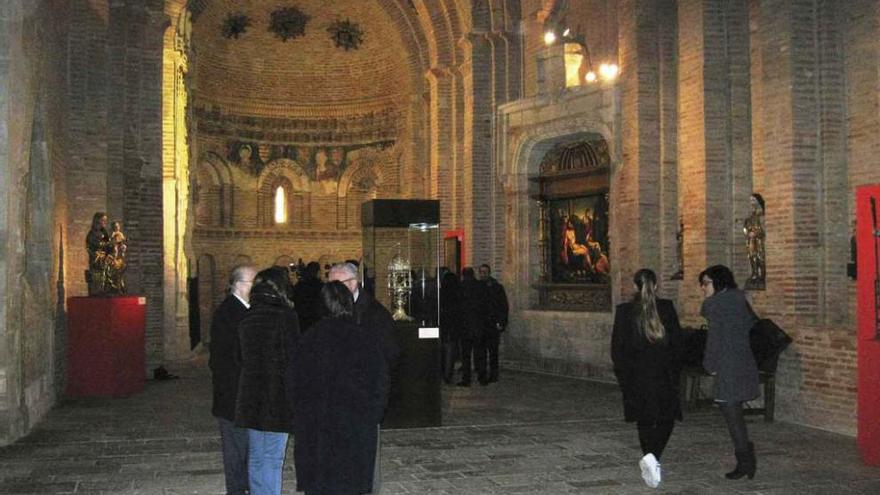 Invitados a la presentación, admiran las piezas que se exhiben en la iglesia de San Lorenzo el Real. Foto