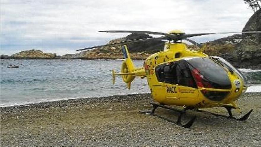 L&#039;helicòpter medicalitzat del SEM treballant en un rescat el 2014 en una platja de Begur, foto d&#039;arxiu.