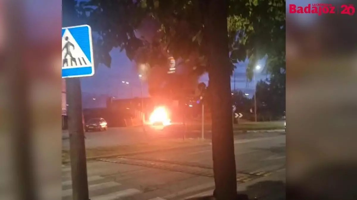 Dos vehículos arden en Badajoz en pocas horas: uno junto a Carrefour y otro en La Luneta