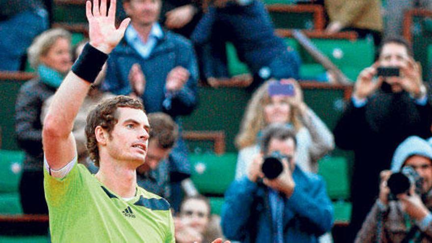 El escocés Murray saluda al público francés tras derrotar al local Monfils.