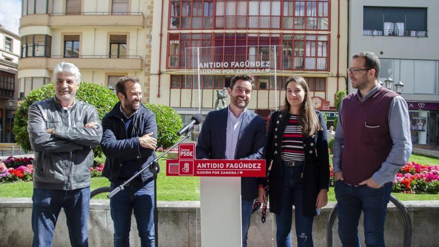 Antidio Fagúndez (centro), flanquado por parte de su equipo en la plaza de Zorrilla.