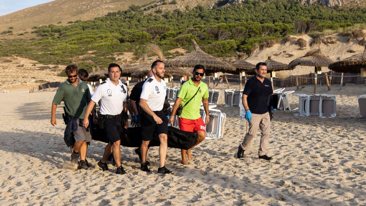 Un rayo mata a dos turistas en la playa de Cala Mesquida.