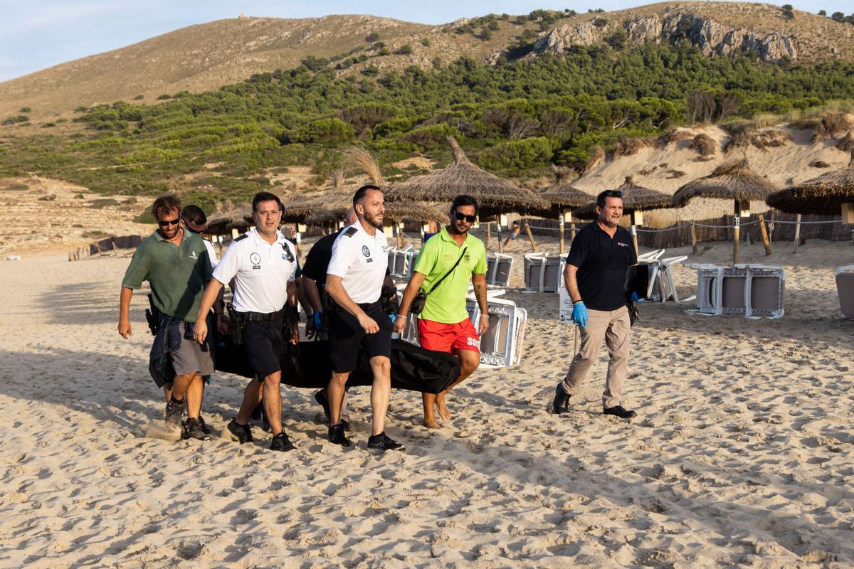 Un rayo mata a dos turistas en la playa de Cala Mesquida