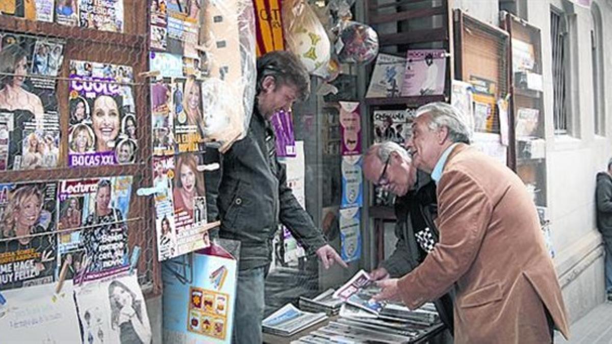 Poeta Cabanyes, 54  El quiosco de Quim Torres«CON JOSEP MARIA -A LA DERECHA- DE AQUÍ NOS VAMOS A LA CAFETERÍA Y MIRAMOS DE ARREGLAR UN POCO EL MUNDO CONVERSANDO CADA MAÑANA»