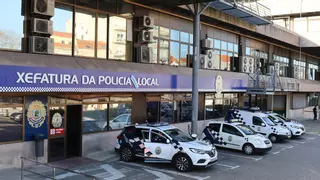 Detenido un hombre en Vigo por circular drogado en patinete con un ave exótica atada a un transportín