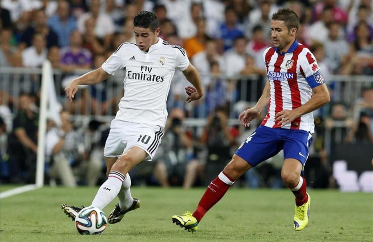 El centrecampista del Madrid James Rodríguez i el blanc-i-vermell Gabi Fernández, en el partit d’anada de la Supercopa d’Espanya. El centrecampista del Madrid James Rodríguez i el blanc-i-vermell Gabi Fernández, en el partit d’anada de la Supercopa d’Espanya.