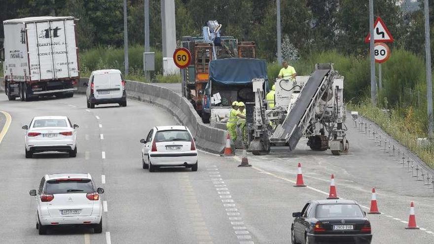 Operarios trabajando ayer en la reforma de la autovía A-55, cerca del Meixoeiro. // Ricardo Grobas