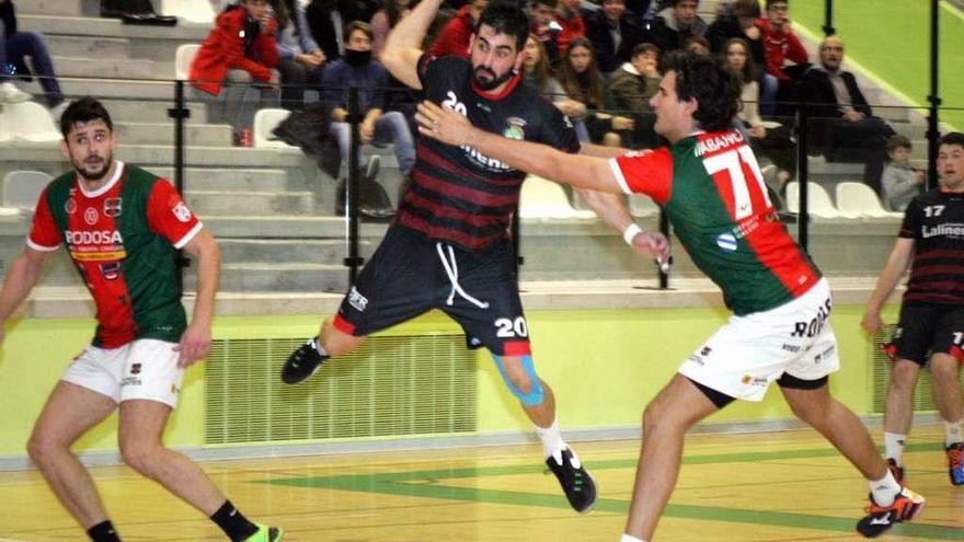 Imagen de un partido anterior de los rojinegros en el Lalín Arena. // Bernabé