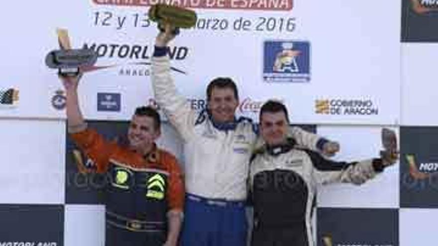 Iván Posado y Julio Sotelo junto al burgalés Roberto Martínez, en el podio de Motorland.