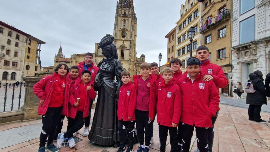Integrantes del CD Navega de Salamanca posan con la estatua de La Regenta.  | L. B.