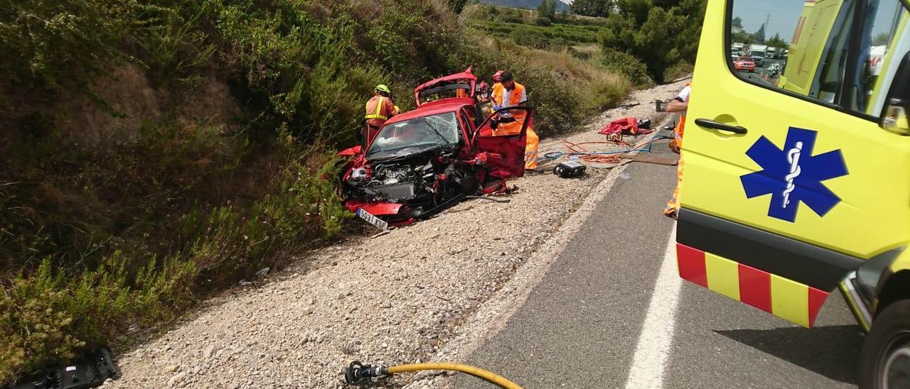 Accidente con herido grave en la carretera CV-60 entre Gandia y l&#039;Olleria a la altura de Castelló de Rugat. El conductor de un coche, de nacionalidad inglesa, ha chocado contra un camión tráiler